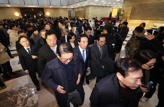 더불어민주당 의원들이 4일 국회에서 열린 긴급 비공개 의원총회에 참석하고 있다. 연합뉴스