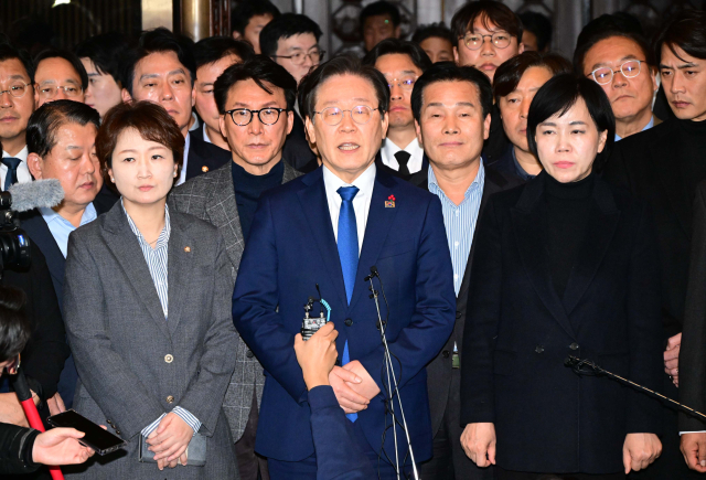 윤석열 대통령이 비상계엄령을 선포한 가운데 4일 새벽 서울 여의도 국회 로텐더홀에서 이재명 더불어민주당 대표 등 의원들이 비상계엄 해제 요구 결의안 통과 후 입장 발표를 하고 있다. 권욱 기자 2024.12.4