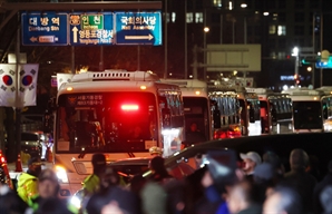 '비상계엄 해제'에도 여의도 국회의사당 앞 교통통제 지속