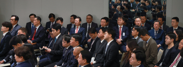 지난달 7일 오전 서울 용산 대통령실 청사 브리핑실에서 열린 윤석열 대통령의 '대국민담화 및 기자회견'에 정진석 대통령 비서실장 등 참모진이 배석해 있다. 연합뉴스