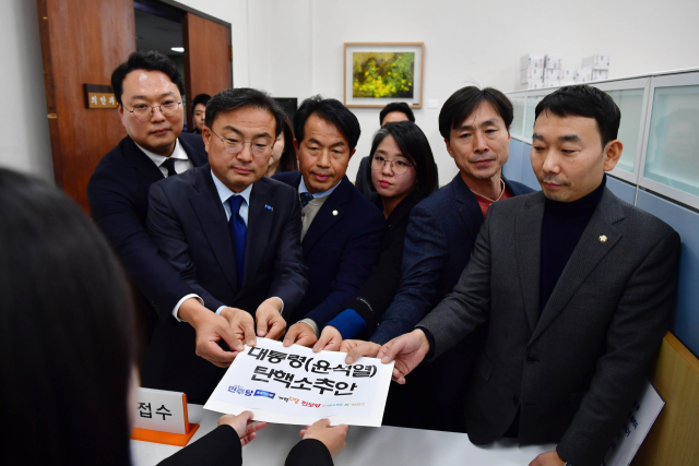 4일 서울 여의도 국회에서 개혁신당 이주영 의원(왼쪽부터), 천하람 원내대표, 조국혁신당 신장식 의원, 진보당 윤종오 원내대표, 기본소득당 용혜인 대표, 사회민주당 한창민 대표, 더불어민주당 김용민 의원이 야6당이 공동발의한 윤석열 대통령 탄핵소추안을 제출하고 있다. 연합뉴스