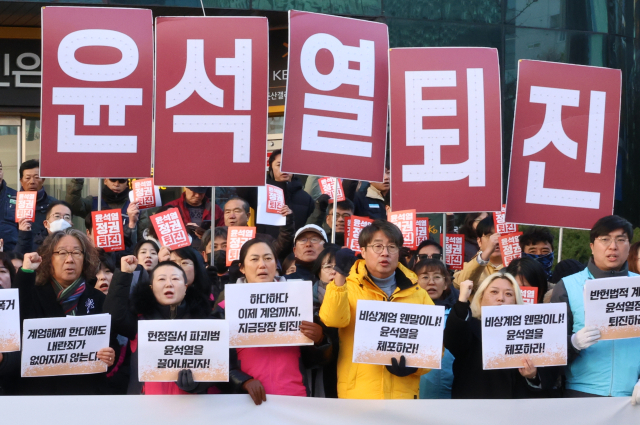 윤석열정권퇴진대전운동본부 등 대전 지역 31개 시민사회단체 소속 100여 명이 4일 오전 8시부터 대전 서구 둔산동 은하수네거리에서 전날 계엄령을 내렸던 윤석열 대통령의 퇴진을 촉구하는 집회를 열고 있다. 연합뉴스