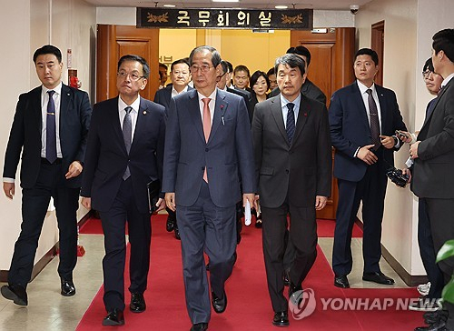 한덕수(가운데) 국무총리와 관계 장·차관들이 4일 서울 종로구 정부서울청사 국무회의실에서 현안 논의를 마치고 회의장을 나서고 있다. 연합뉴스