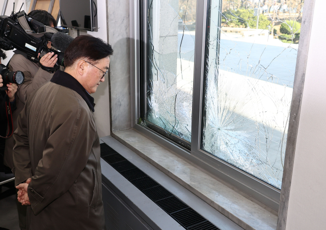 우원식 국회의장이 윤석열 대통령의 비상계엄 선포 다음날인 4일 서울 여의도 국회에서 파손된 시설을 살피고 있다. 연합뉴스