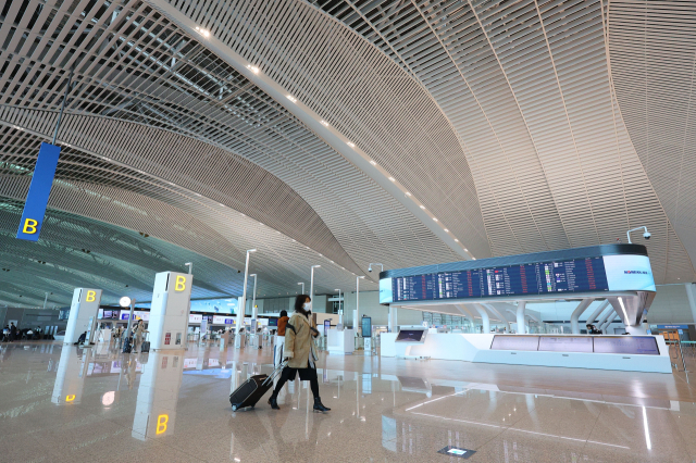 인천국제공항 제2여객터미널 확장구역의 정식 운영이 시작된 3일 이용객들이 출국장으로 향하고 있다. 연합뉴스