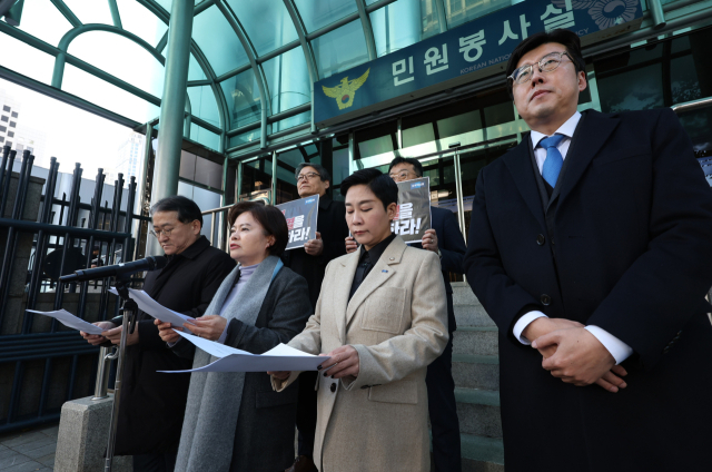 윤석열 대통령이 국회의 결의로 비상계엄을 철회한 4일 조국혁신당 의원들이 윤 대통령과 김용현 국방부 장관 등에 대한 내란죄 및 반란죄 고발장을 국가수사본부에 접수, 기자회견문을 낭독하고 있다. 연합뉴스