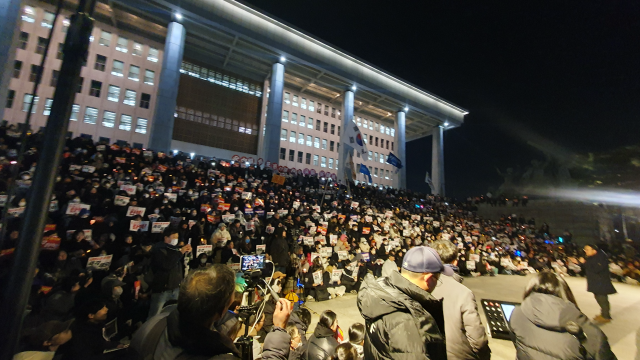 6일 더불어민주당 주최로 열린 ‘촛불문화제’에 참가한 시민들이 서울 여의도 국회 본관 앞 계단을 빽빽히 채우고 있다. 장형임 기자