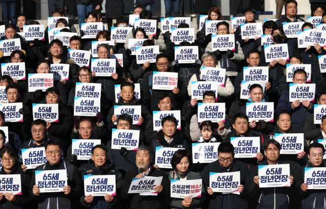 3일 서울 여의도 국회 앞 계단에서 한국노동조합총연맹 조합원들이 65세 정년연장 법제화 국회입법촉구 기자회견을 하고 있다. 연합뉴스