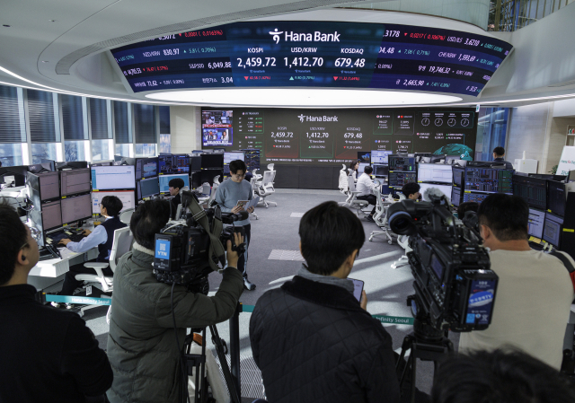 4일 오전 서울 중구 하나은행 딜링룸에 증시와 외환시장 개장을 전하기 위할 취재진이 몰려 있다. 연합뉴스