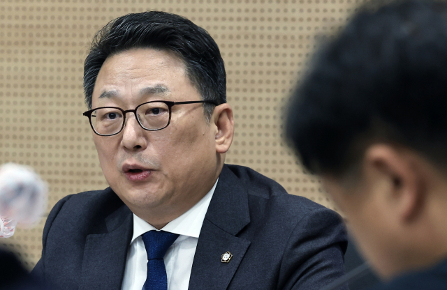 김영훈 대한변호사협회장이 4일 오후 서울 서초구 서초대로 대한변호사협회관 대회의실에서 비상계엄 관련 긴급 기자간담회를 하고 있다. 김 회장은 