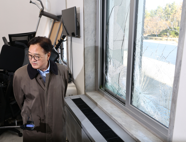 우원식 국회의장이 윤석열 대통령의 비상계엄 선포 다음날인 4일 국회에서 파손된 시설을 살피고 있다. 연합뉴스