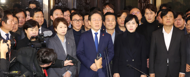 윤석열 대통령이 3일 밤 긴급성명을 통해 비상계엄을 선포한 가운데 4일 새벽 국회에서 비상계엄 해제요구 결의안 통과 후 이재명 더불어민주당 대표가 입장을 밝히고 있다. 연합뉴스