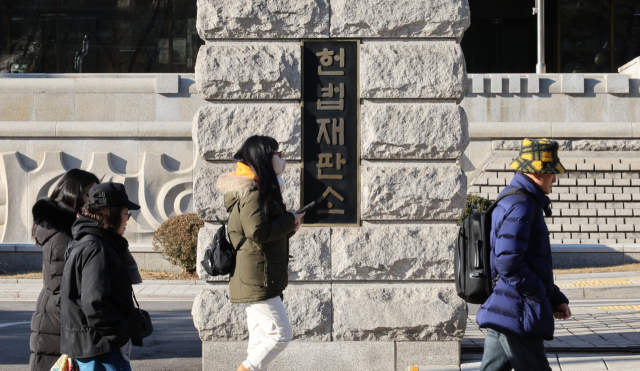 시민들이 4일 서울 재동 헌법재판소 앞을 걸어가고 있다. 민주사회를 위한 변호사모임은 이날 윤석열 대통령의 비상계엄 선포 행위에 대한 헌법소원 심판을 헌재에 청구했다. 연합뉴스