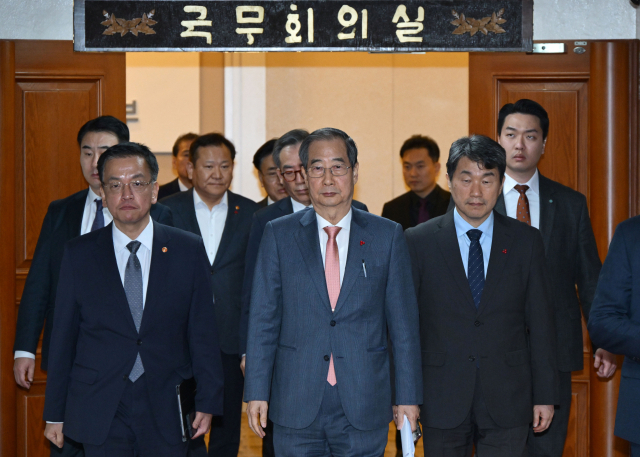 한덕수 국무총리, 최상목 경제부총리 겸 기획재정부 장관, 이주호 사회부총리 겸 교육부 장관 등 각료들이 4일 서울 종로구 정부서울청사에서 긴급 현안 관련 회의를 가진 후 나오고 있다. 성형주 기자 2024.12.04