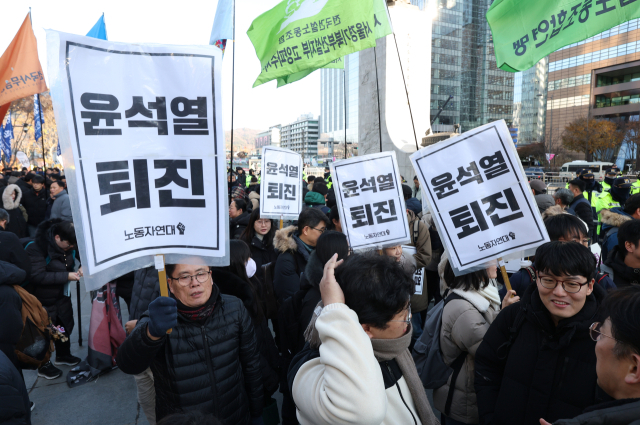 윤석열 대통령이 긴급 대국민 담화를 통해 비상계엄 해제를 선언한 4일 서울 종로구 광화문광장에서 민주노총과 참여연대를 포함한 여러 시민단체가 진행하는 '불법 계엄 규탄 내란죄 윤석열 퇴진 국민주권 실현을 위한 전면적 저항운동 선포 전국 비상 행동'에서 참가자들이 손팻말을 들고 있다. 연합뉴스