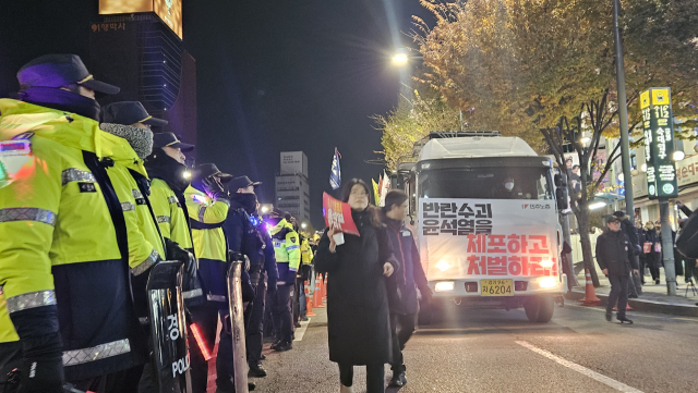 서울 남영역에 들어서는 집회 행렬을 기다리고 있는 경찰들. 채민석 기자