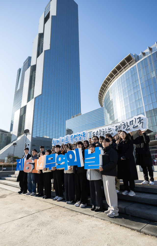 한국무역협회 직원들이 4일 제61회 무역의날을 맞아 서울 강남구 코엑스 광장에서 기념사진을 촬영하고 있다. 사진제공=한국무역협회