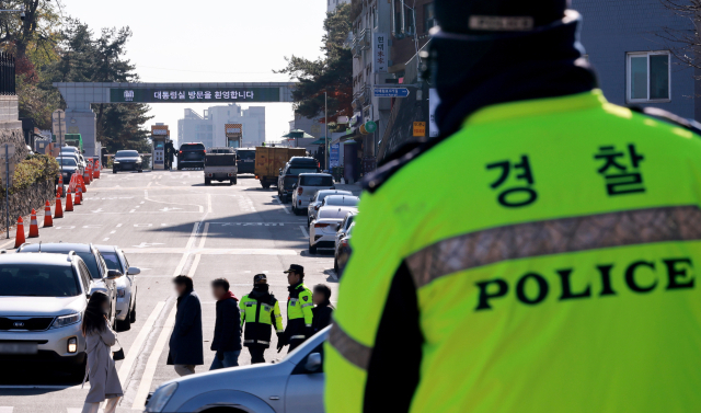 비상계엄 선포와 해제 여파로 정국 혼란이 가속되는 가운데 4일 서울 용산구 대통령실 인근에서 시민과 경찰이 오가고 있다. 연합뉴스