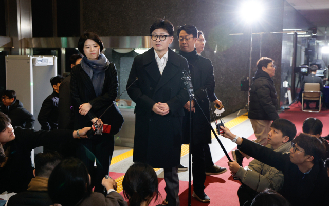 한동훈 국민의힘 대표가 4일 저녁 서울 여의도 국회에서 본회의 대통령 탄핵안 보고 관련 논의를 위해 비공개 의원총회에 참석하기 전 취재진의 질문에 답하고 있다. 뉴스1