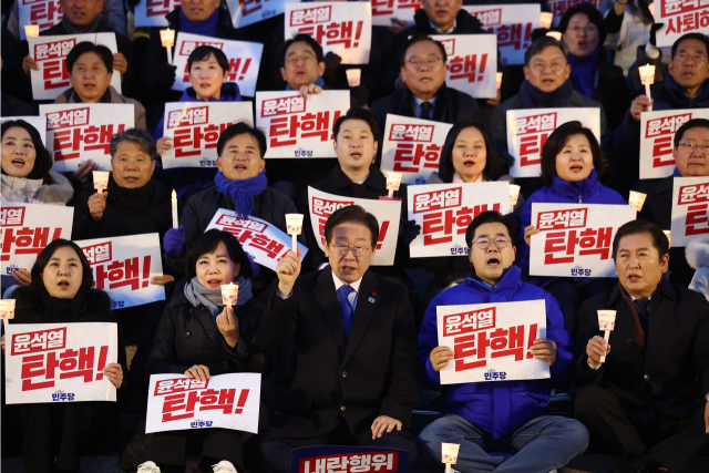 4일 국회에서 열린 ‘윤석열 대통령 사퇴촉구 탄핵추진 범국민 촛불문화제’에서 이재명 더불어민주당 대표, 박찬대 원내대표를 비롯한 의원, 시민들이 구호를 외치고 있다. 연합뉴스