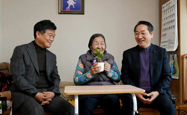 유정복 인천시장(오른쪽)과 박종효 남동구청장이 지난 4일 남동구 논현동 홀몸노인 집을 방문했다. 사진제공=인천시