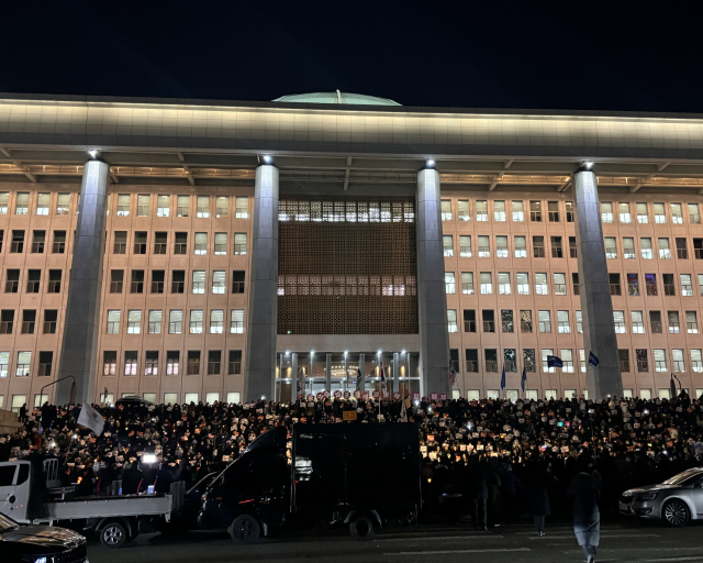 4일 밤 서울 영등포구 국회의사당 본청 앞 계단에서 촛불집회가 진행되고 있다.장형임기자