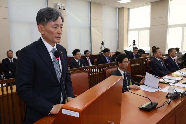 조지호 경찰청장이 5일 국회에서 윤석열 대통령의 비상계엄 선포·해제 경위와 관련 현안 질의를 위해 열린 행정안전위원회 전체회의에서 업무보고를 하고 있다. 연합뉴스