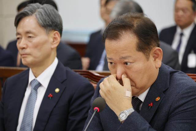 이상민(오른쪽) 행정안전부 장관이 5일 국회에서 윤석열 대통령의 비상계엄 선포·해제 경위와 관련 현안 질의를 위해 열린 행정안전위원회 전체회의에 참석해 있다. 연합뉴스