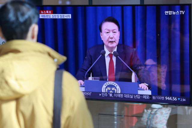 4일 서울역 대합실에서 시민이 비상계엄 사태 관련 보도를 보고 있다. 연합뉴스