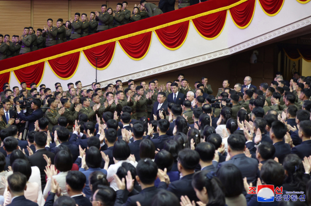 김정은 북한 국무위원장이 방북한 안드레이 벨로우소프 러시아 국방장관과 함께 지난달 말 공연장에 들어서고 있다. 연합뉴스