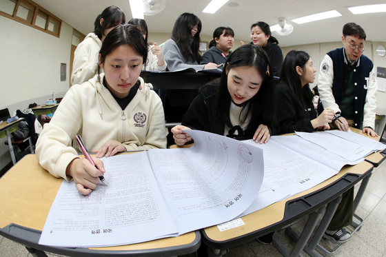 대구 수성구 정화여자고등학교에서 고3 수험생들이 담임교사와 함께 2025학년도 대학수학능력시험(수능) 가채점을 하는 모습. 뉴스1