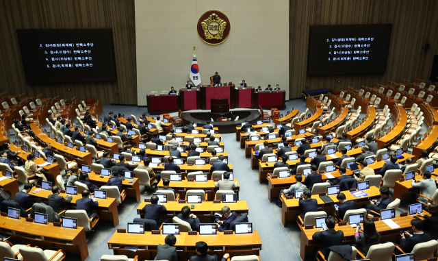 5일 국회에서 열린 본회의 화면에 최재해 감사원장, 이창수 검사, 조상원 검사, 최재훈 검사에 대한 탄핵소추안이 표시되고 있다. 여당인 국민의힘 의원 자리는 비어 있다. 연합뉴스