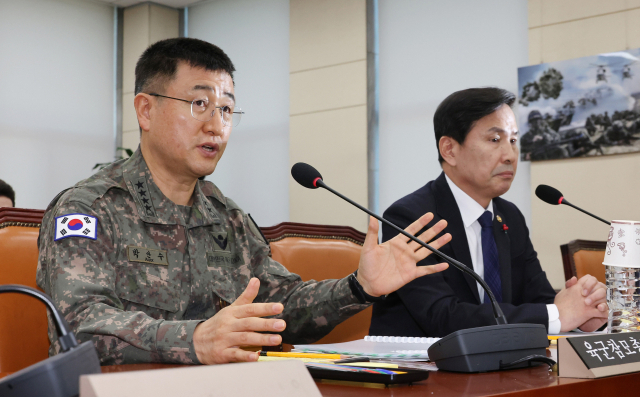 박안수(왼쪽) 육군참모총장과 김선호 국방차관이 5일 국방위원회 전체회의에 참석해 답변하고 있다. /연합뉴스