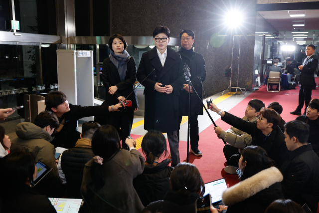 한동훈 국민의힘 대표가 4일 저녁 서울 여의도 국회에서 본회의 대통령 탄핵안 보고 관련 논의를 위해 비공개 의원총회에 참석하기 전 취재진의 질문에 답하고 있다. 2024.12.4/뉴스1