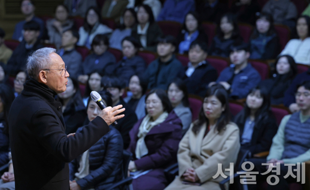 유인촌 문체부 장관이 5일 직원들과 간담회를 갖고 있다. 사진 제공=문체부