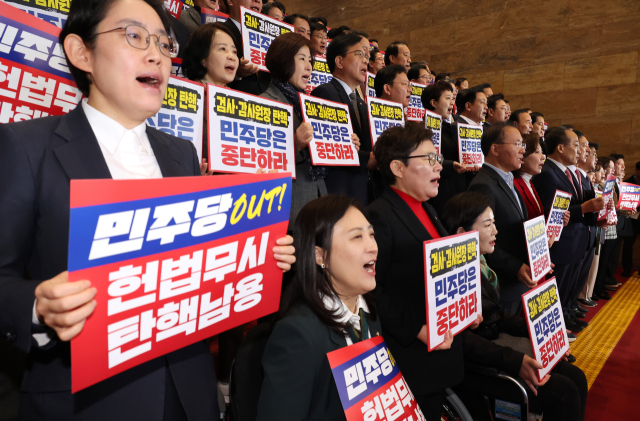 국민의힘 의원들이 5일 국회 로텐더홀 계단에서 더불어민주당의 감사원장과 검사들에 대한 탄핵 추진 규탄대회를 열고 있다. 연합뉴스