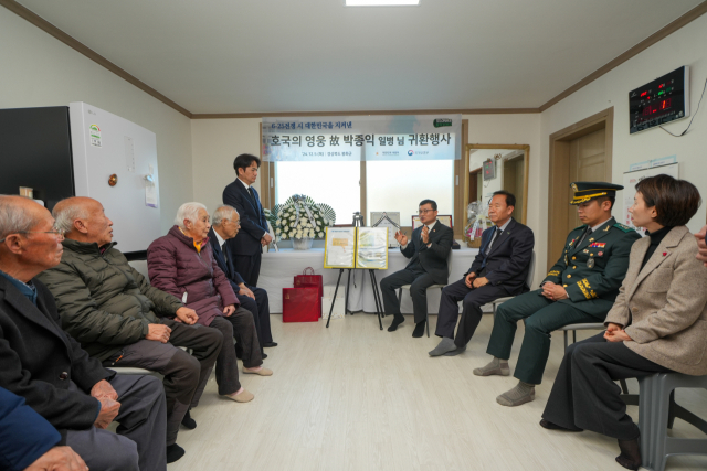 이근원 국유단장이 5일 경상북도 봉화군의 유가족 자택에서 고(故) 박종익 일병의 ‘호국의 영웅 귀환 행사’에서 고인의 참전 과정과 유해발굴 경과를 설명하고 있다. /국방부