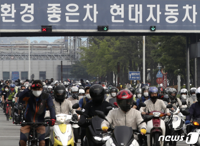 현대자동차 울산공장 근로자들이 명촌정문으로 퇴근하고 있다. 뉴스1