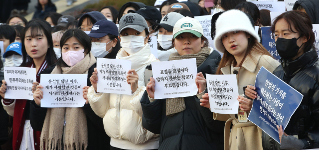 숙명여자대학교 학생들이 이달 5일 서울 용산구 숙명여자대학교에서 '윤석열 대통령 퇴진을 위한 숙명여대 2,626인 대학생 시국선언' 기자회견을 하고 있다. 뉴스1