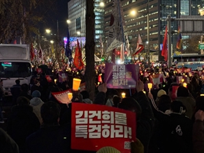 [르포] 연이틀 광화문 수놓은 촛불…"국민에 총 겨눈 尹 용납 못해"