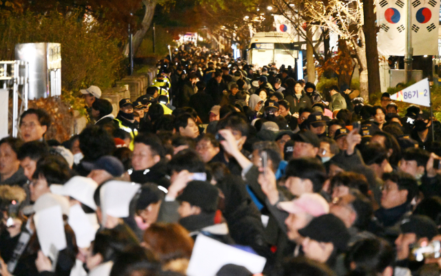 윤석열 대통령이 비상계엄령을 발령한 4일 계엄령 발령 소식을 접한 수많은 시민들이 서울 여의도 국회의사당으로 몰려들고 있다. 오승현 기자 2024.12.04