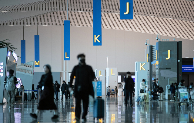 지난 3일 인천국제공항 2터미널 출발층에서 승객들이 오가고 있다. 뉴스1