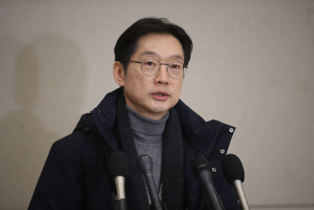 독일에서 유학 중이던 김경수 전 경남도지사가 5일 오후 인천국제공항을 통해 귀국해 인터뷰를 하고 있다. 앞서 김 전 지사는 비상계엄 선포와 관련해 당초 귀국 일정을 앞당겨 즉시 귀국을 결정했다. 뉴스1