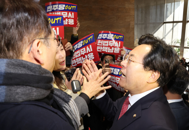 국민의힘 의원 및 관계자들이 5일 국회 로텐더홀 계단에서 더불어민주당의 감사원장 탄핵 추진 규탄대회를 하던 중 본회의에 참석하던 민주당 의원들과 실랑이를 벌이고 있다. 연합뉴스