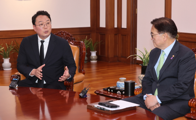 우원식(오른쪽) 국회의장이 4일 국회에서 천하람 개혁신당 원내대표와 대화하고 있다. 연합뉴스