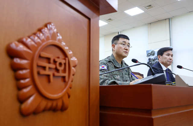 5일 서울 여의도 국회에서 열린 국방위원회 전체회의에 지난 3일 비상계엄 때 계엄사령관을 맡았던 박안수 육군참모총장이 질문에 답변하고 있다. 연합뉴스