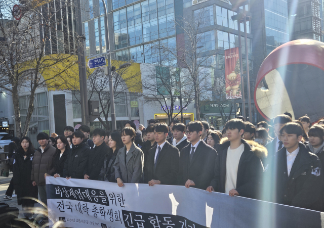 6일 서울 서대문구 신촌 스타광장에서 대학생 총학생회 연합단체 한국대학총학생회공동포럼이 '비상계엄 대응을 위한 합동 기자회견'을 열고 구호를 외치고 있다. 박민주 기자