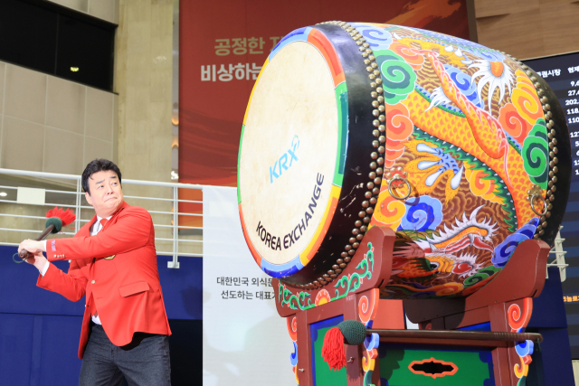 백종원 더본코리아 대표가 지난달 6일 오전 서울 영등포구 여의도 한국거래소 홍보관에서 열린 더본코리아 코스피 상장 기념식에 참석해 기념북을 치고 있다. 연합뉴스