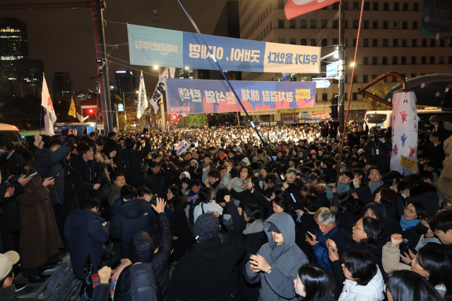 윤석열 대통령이 비상계엄을 선포한 가운데 4일 자정께 서울 여의도 국회의사당 앞에서 시민들이 계엄 해제 구호를 외치고 있다. 연합뉴스