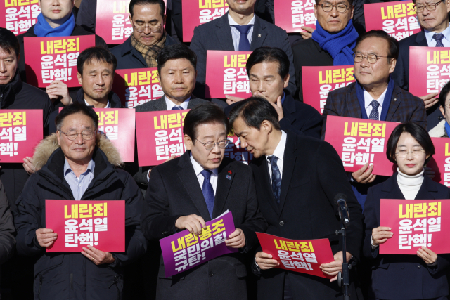 이재명 더불어민주당 대표와 조국 조국혁신당 대표가 6일 서울 여의도 국회 본청 계단에서 열린 내란 동조 국민의힘 규탄 및 탄핵소추안 가결 촉구 제 시민사회 및 야5당 공동기자회견에 참석해 대화를 나누고 있다. 뉴스1